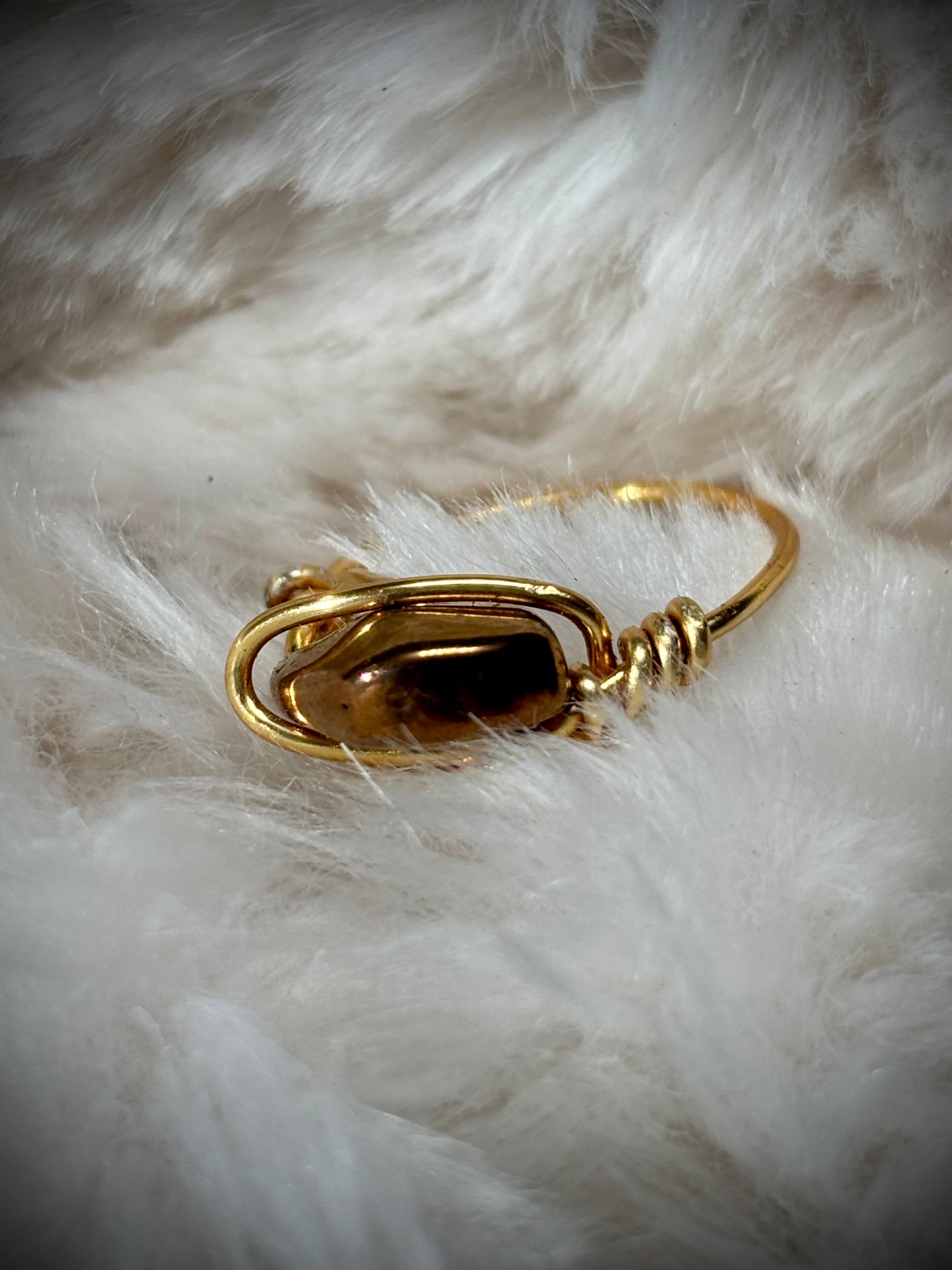 AURORA-COATED HEMATITE: in bronze and gold ring ￼
