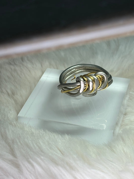 Silver and gold ring: ￼the circle