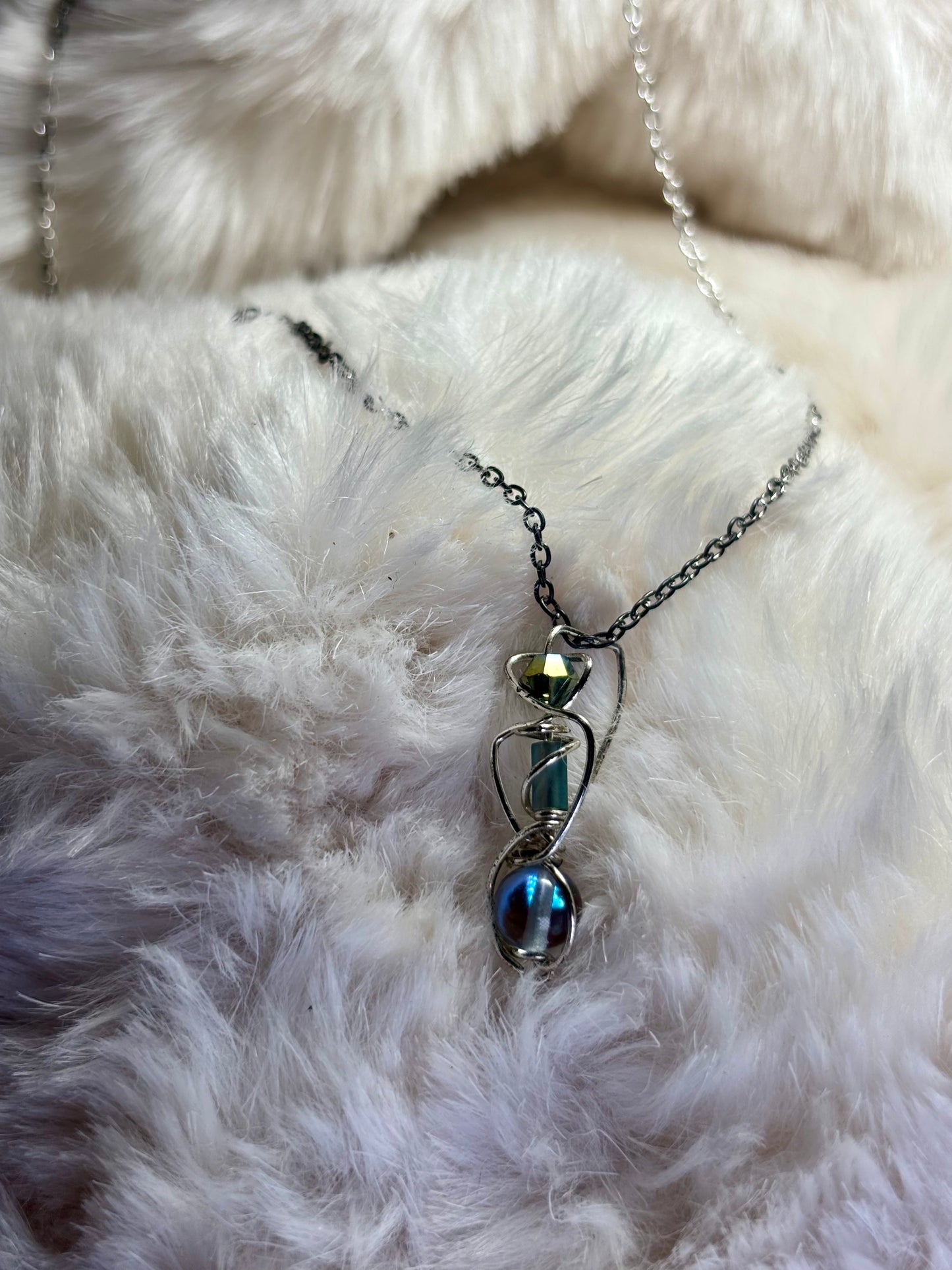 Feline Focus:    cat’s eye pendant (set available)