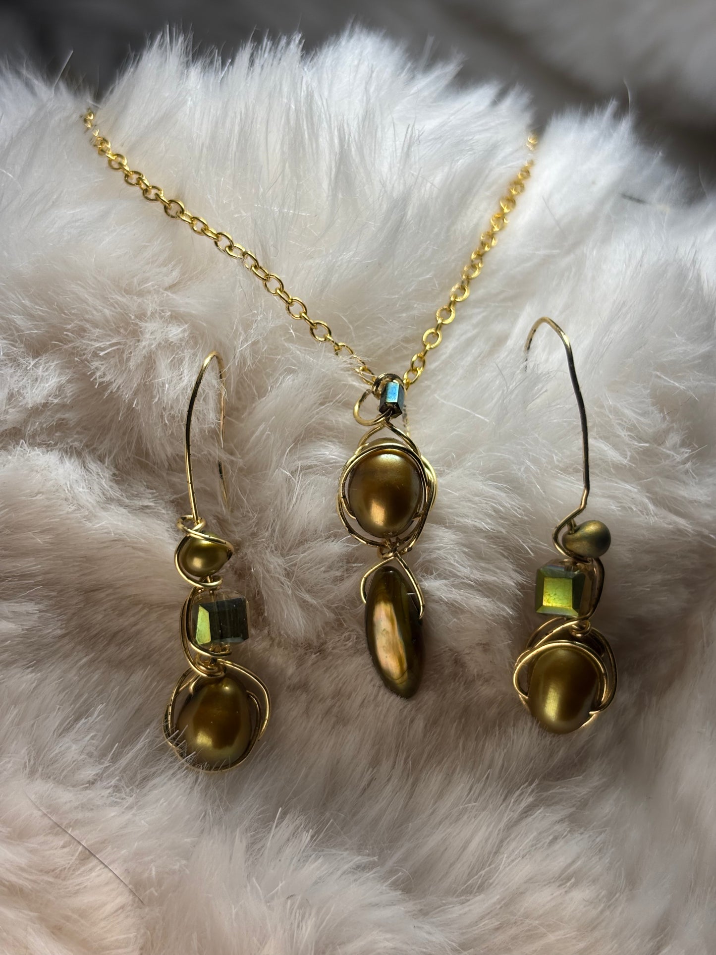Pearls of the Sea: sea pearl pendant (set available)