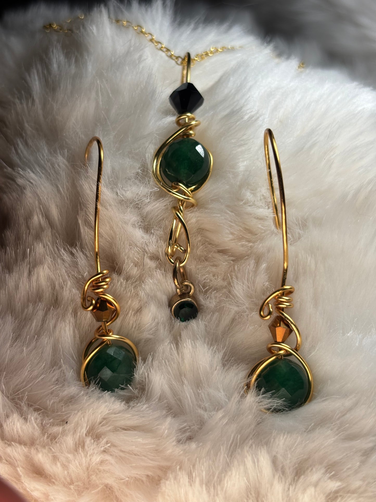 Evergreen Queen: Nephrite pendant,   (set available)￼