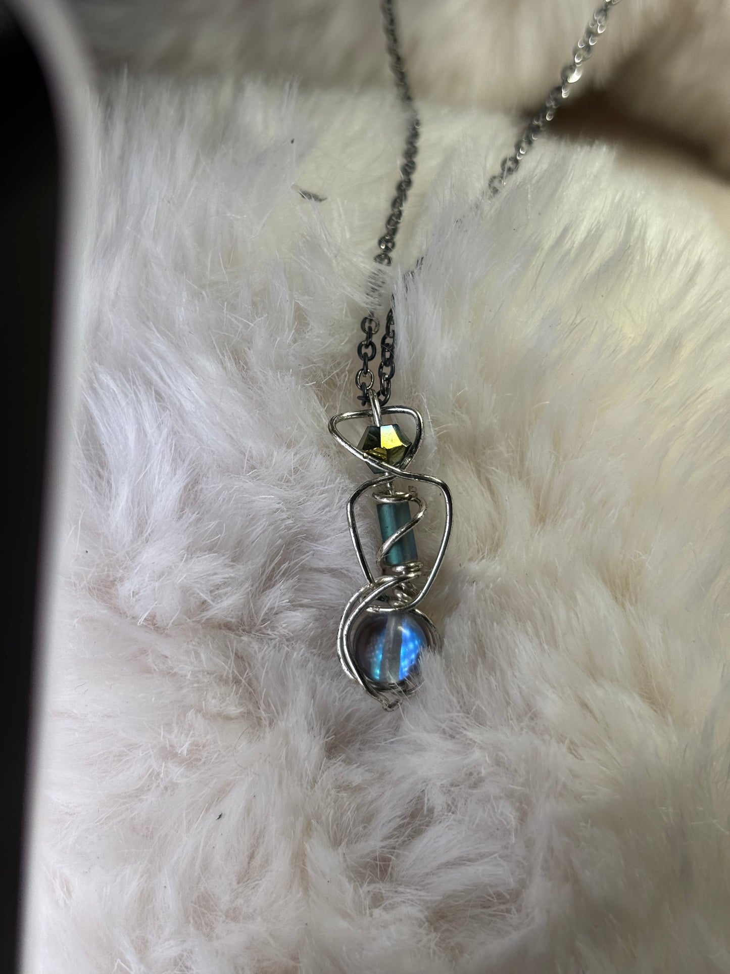 Feline Focus:    cat’s eye pendant (set available)